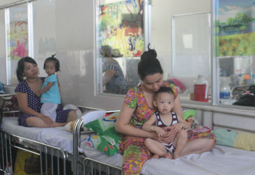 Bệnh tay chân miệng vào mùa ở Sài Gòn, nhiều bé bị biến chứng